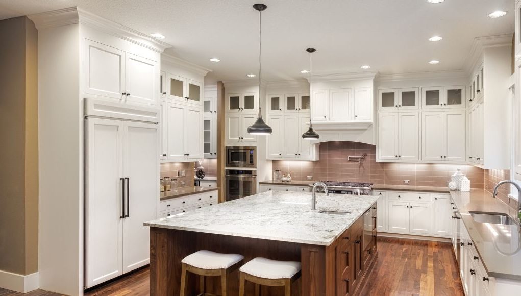 Dining room with a centre island and different lights installed
