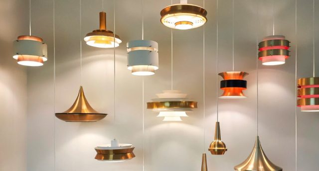 How to Create a Smart Home Lighting System (Beginner’s Guide) Multiple hanging lights illuminating a white wall.