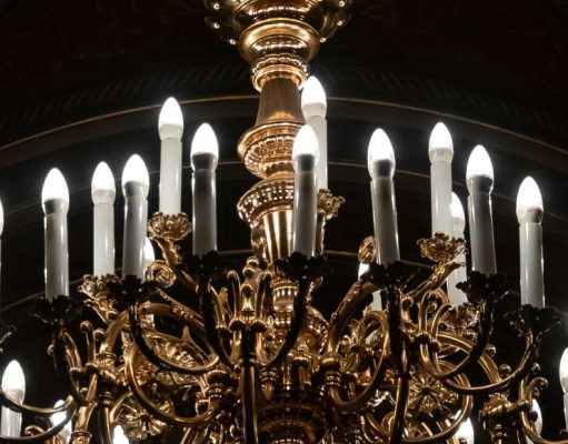 What Is the Brightest E14 LED Bulb? A chandelier with multiple natural white LED candle bulbs.