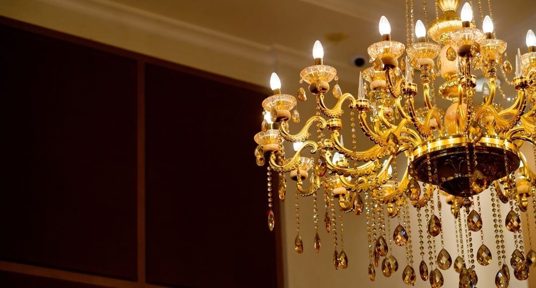 What is the difference between pendant lights and a chandelier?