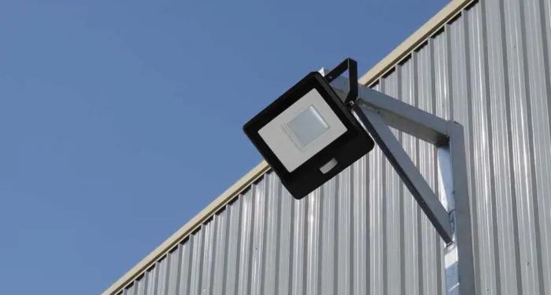 LED Flood Lights vs. Traditional Lighting: Which is the Better Choice for Your Outdoor Space?